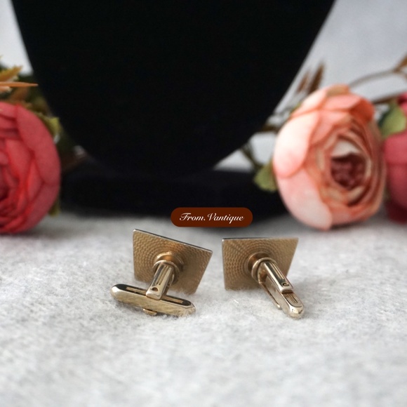 👔 VINTAGE Men Suit Golden Trapezoid with Abstract Pattern Cufflinks 🔗 - Picture 3 of 5